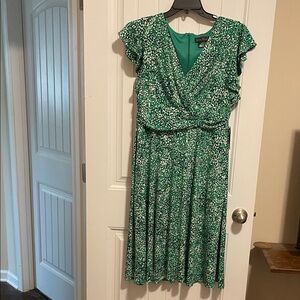 Jessica Howard Green and White Midi Dress V neck top size 16